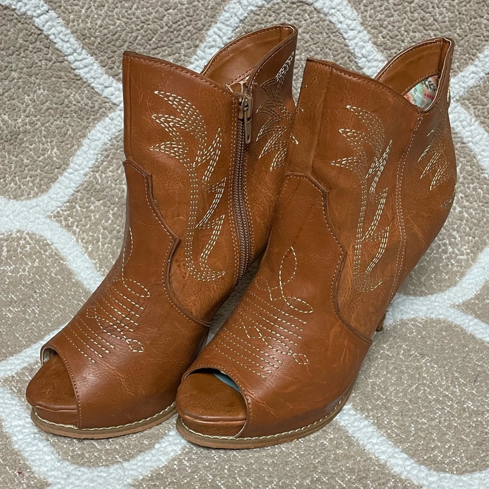Miranda Lamberts Peep Toe Cowboy Boot Heels